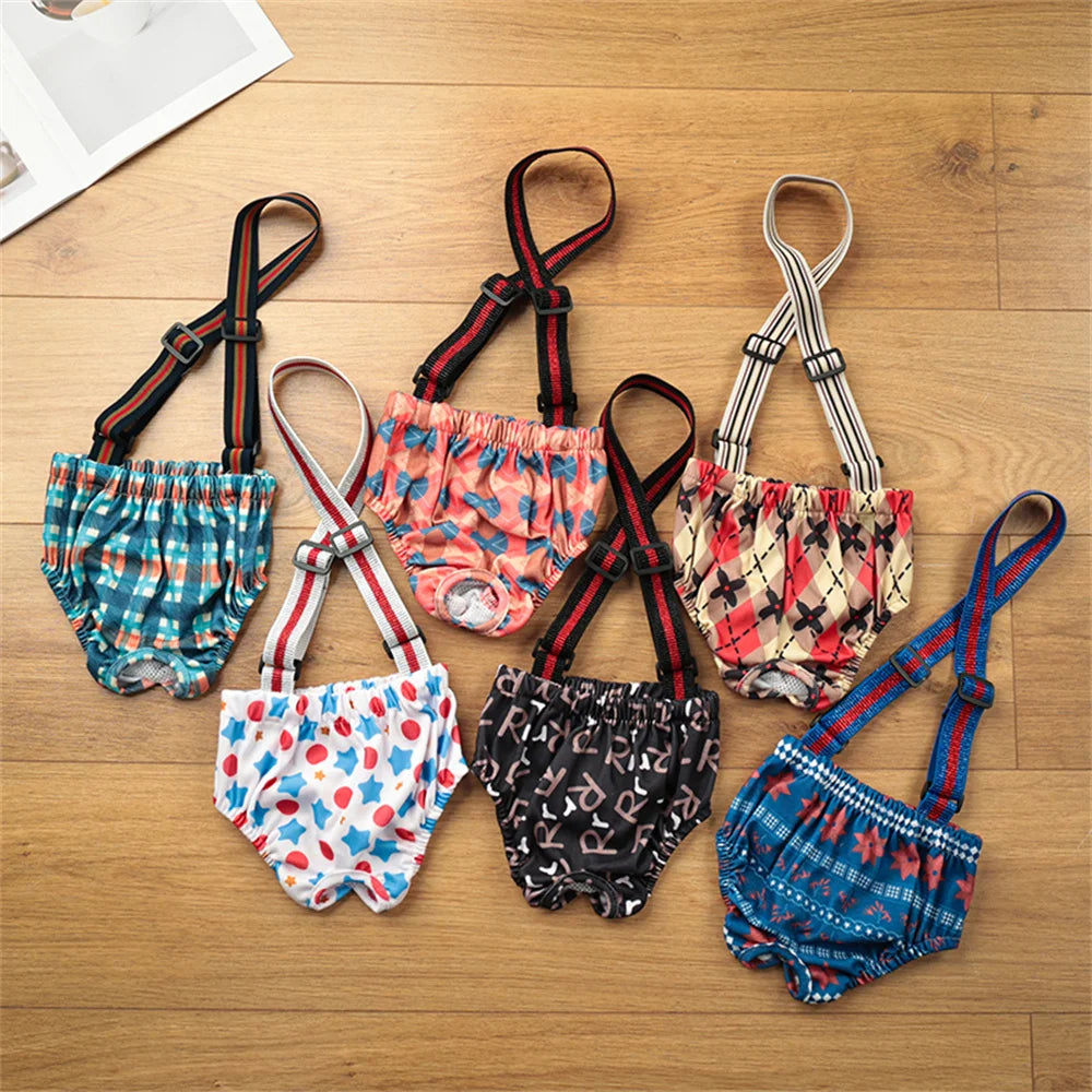 Eine Sammlung wiederverwendbarer Hunde-Physiologie-Shorts in verschiedenen Mustern und Farben auf einer Holzoberfläche.