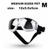 Ein Paar mittelgroße weiße und schwarze UV-Schutz-Hundegläser mit schwarzem Riemen.