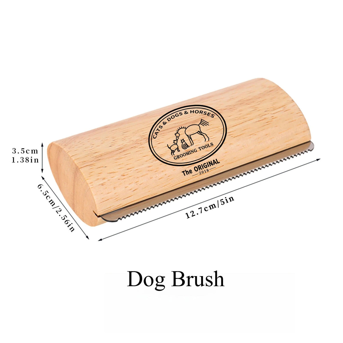 Une brosse à chien en bois avec une poignée et des poils, vue de côté.