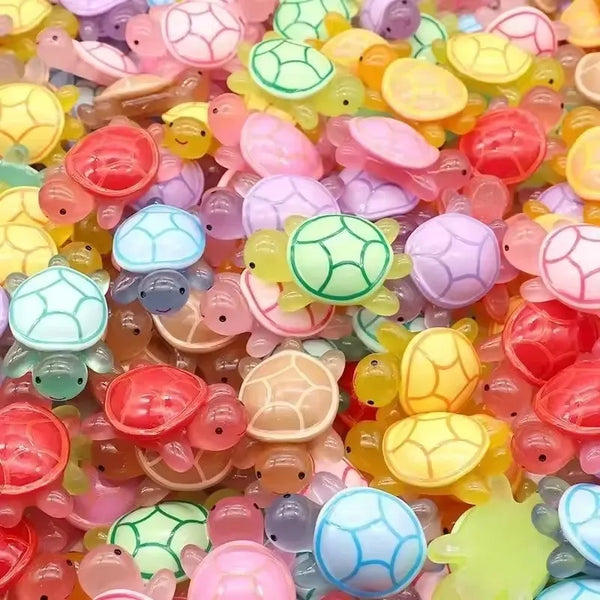 Nahaufnahme vieler bunter Harttpoten-Dekorationen in verschiedenen Rosa-, Gelb-, Grün- und Violetttönen.