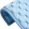 Primer plano de una estera de hielo de seda azul claro para mascotas, mostrando textura y costuras.