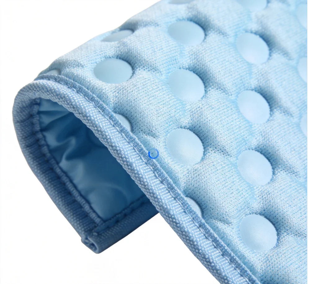 Primer plano de una estera de hielo de seda azul claro para mascotas, mostrando textura y costuras.