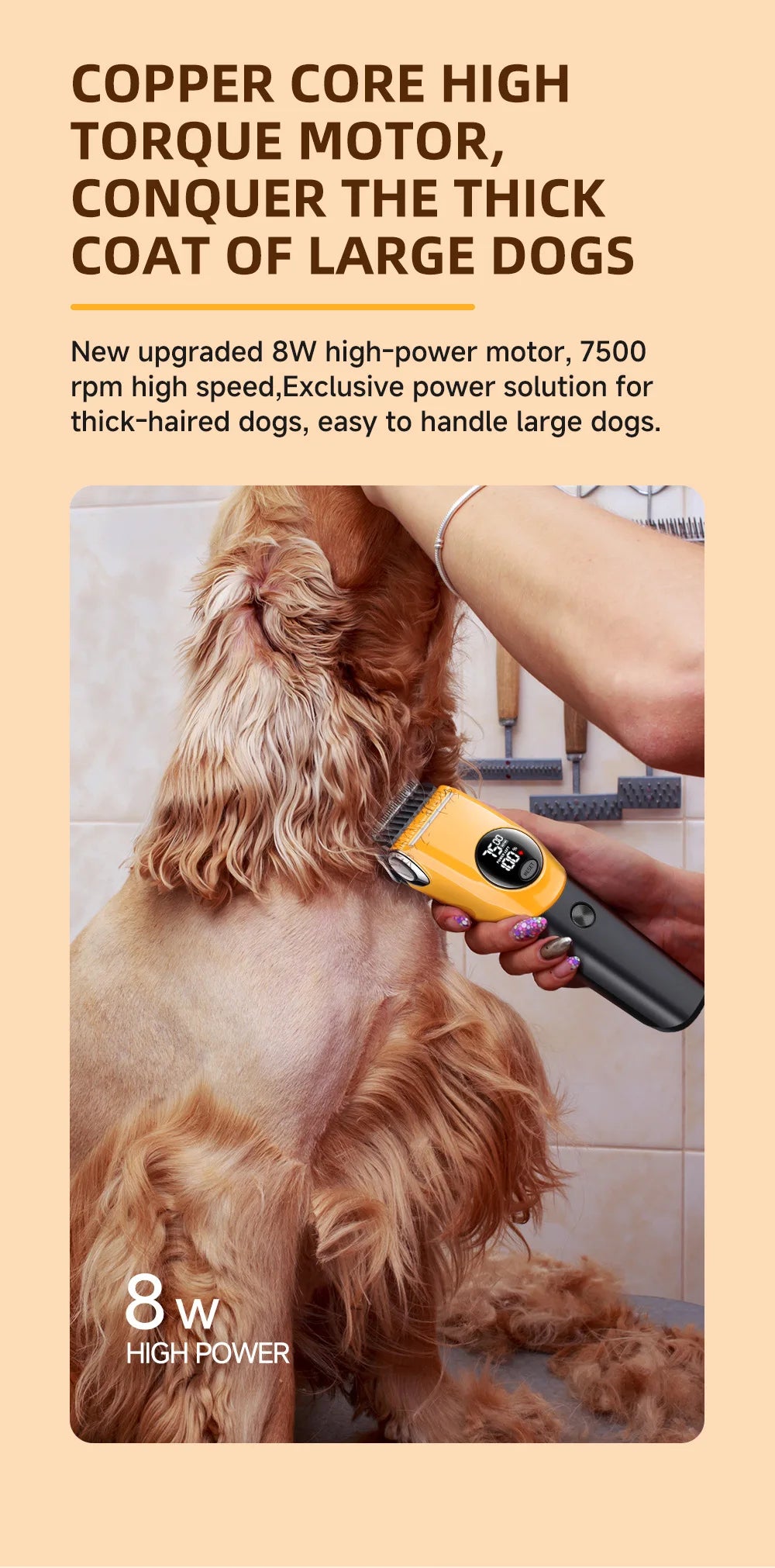 Eine Hand benutzt einen gelben Tierhaartrimmer auf dem Fell des Hundehalses.