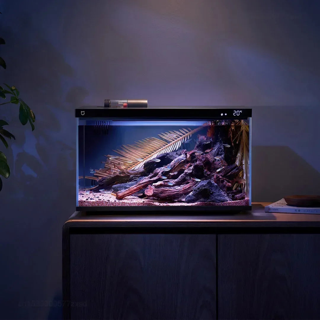 Un aquarium intelligent présentant du bois flotté et des plantes aquatiques sous éclairage spécialisé.