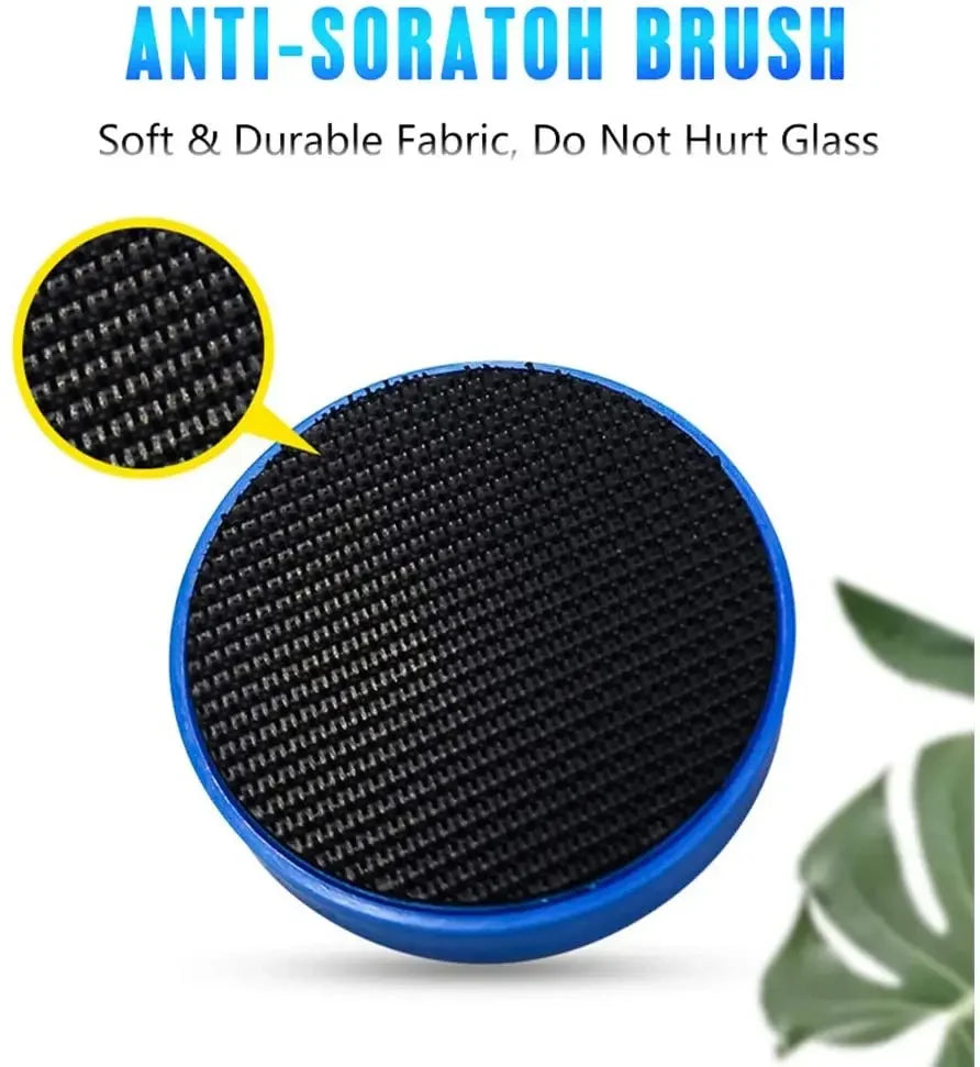Gros plan d'une brosse anti-salissure noire avec un manche bleu, conçue pour nettoyer le verre.