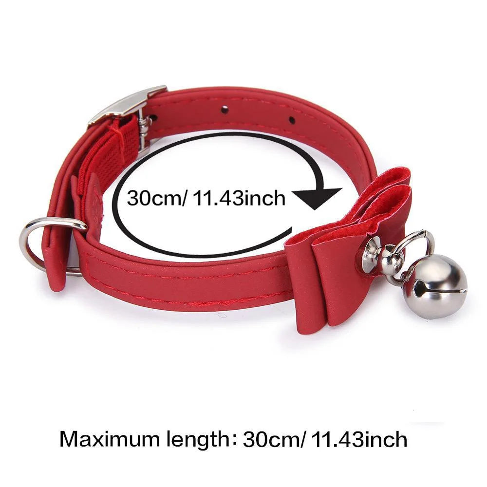 Collar para mascota de lazo de terciopelo rojo con hebilla plateada y correa ajustable.