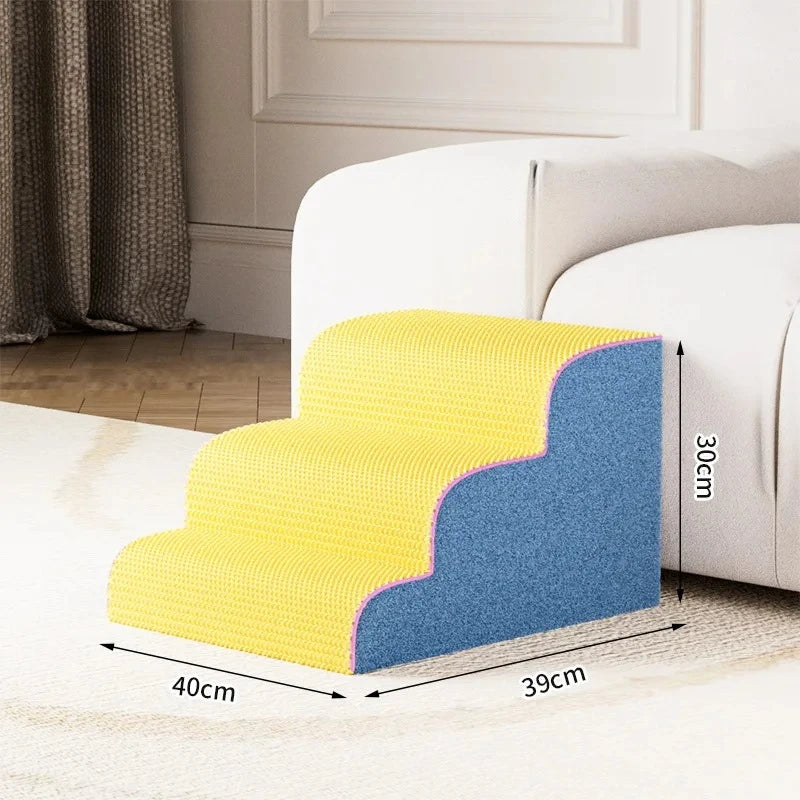 Escaleras y rampas de espuma amarillas y azules para perros, mostradas sobre una superficie blanca.