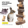 Stapel von Apfelholz-Zahnschrubern mit unterschiedlich großen Holzblöcken zum Tierzahnschruben
