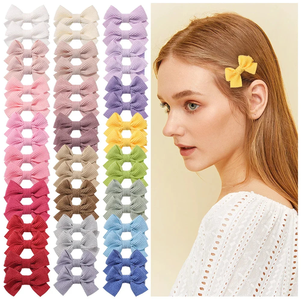 Gros plan sur les cheveux d'une femme avec des pinces à chignon en rubans de couleurs pastel arrangées en rangées verticales.