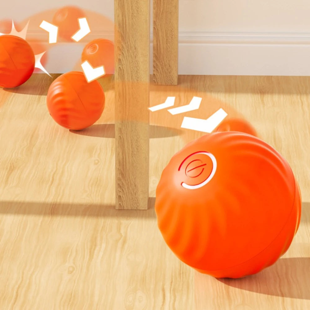 Oranger automatischer Springball für Haustiere auf einem Holzfußboden neben einem vertikalen Holzpfahl.