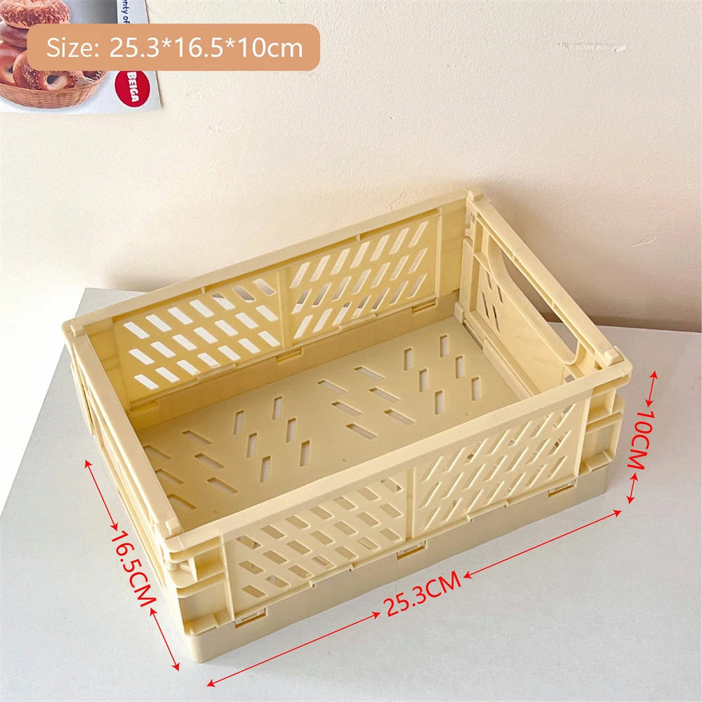 Helles beige Plastik-Aufbewahrungskorb mit Gitterdesign, oben und seitlich gezeigt.