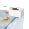 Mangeoire automatique WiFi blanche pour poissons d'aquarium, distribuant de la nourriture sèche dans un aquarium transparent.