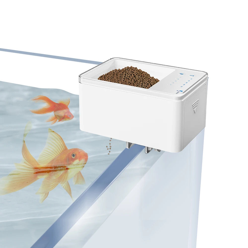 Mangeoire automatique WiFi blanche pour poissons d'aquarium, distribuant de la nourriture sèche dans un aquarium transparent.