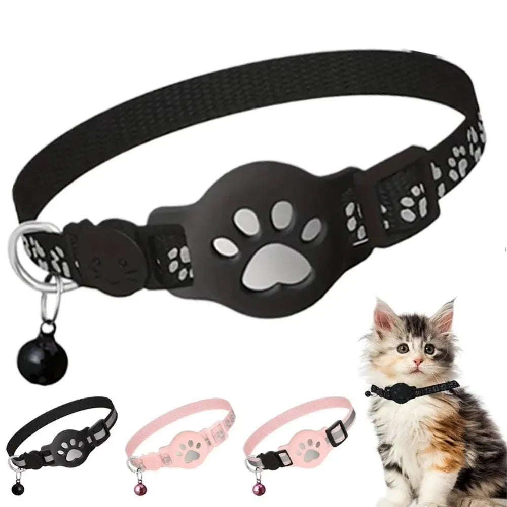 Collar impermeable ajustable para mascotas de color negro con diseño de huella de pata en un gato.