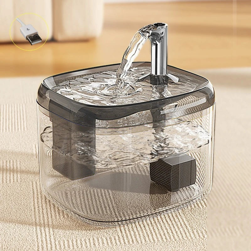 Fontaine à eau automatique pour animaux, claire, avec bec, sur une surface claire.