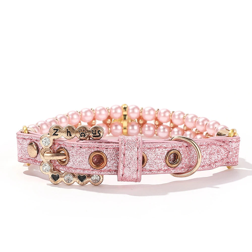 Collier pour chien et chat rose pailleté avec faux perles et sangle en cuir rose pailleté.