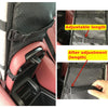 Nahaufnahme eines schwarzen Transportgurts mit verstellbarer Länge im rosa Auto-Sitzinnereigenheit.