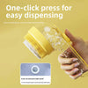 Une main utilise une brosse de bain en silicone jaune pour distribuer du liquide d'une bouteille.