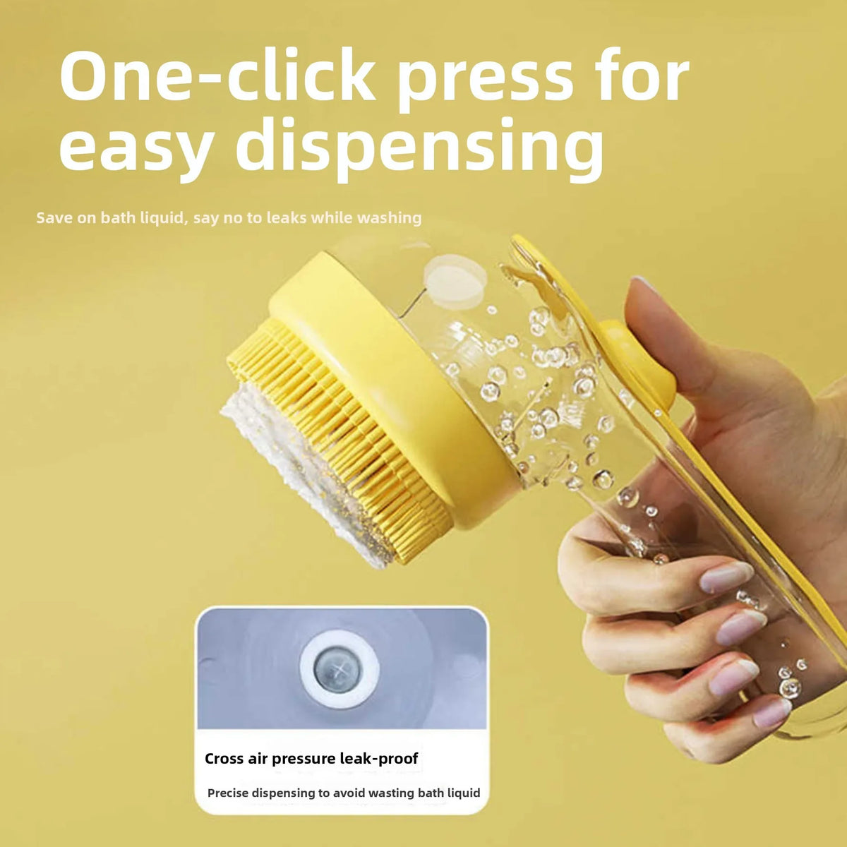 Une main utilise une brosse de bain en silicone jaune pour distribuer du liquide d'une bouteille.