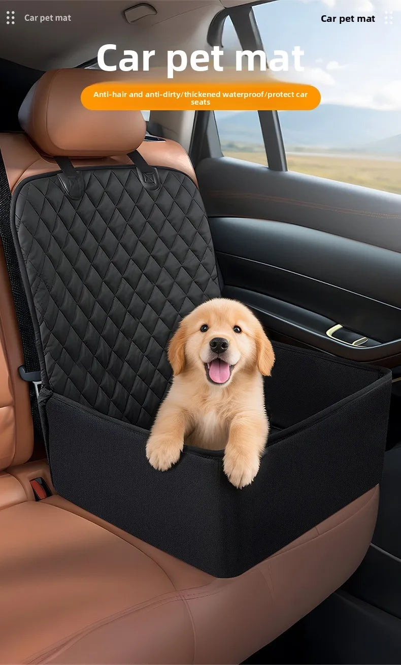 Un cachorro de Golden Retriever color dorado descansa en una alfombra para mascotas acolchada negra diseñada para proteger lo
