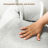 Eine Hand ruht auf einer grauen Memory-Schaumoberfläche, die Haltbarkeit eines Memory-Foam-Produkts demonstriert.