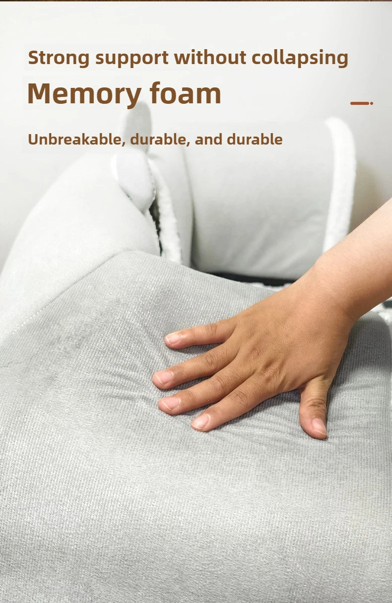 Eine Hand ruht auf einer grauen Memory-Schaumoberfläche, die Haltbarkeit eines Memory-Foam-Produkts demonstriert.