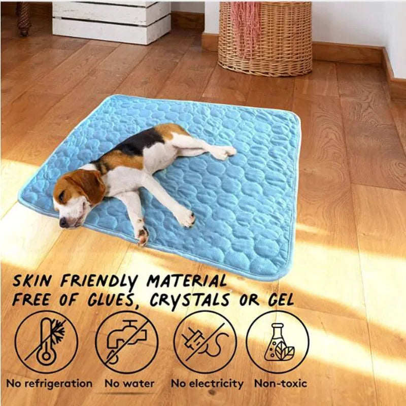 Alfombrilla de enfriamiento azul para mascotas con un perro, enfatizando que el material es apto para la piel y libre de sust