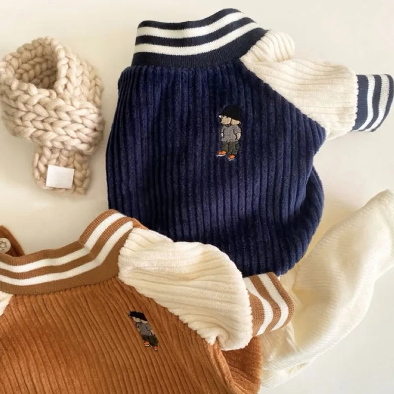 Colección de chaquetas deportivas de punto para mascotas (perros y gatos) en varios colores como azul marino, beige y crema.
