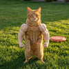 Fotorealte orange tabby katze in einem 3D-gedruckten Muskelkostüm