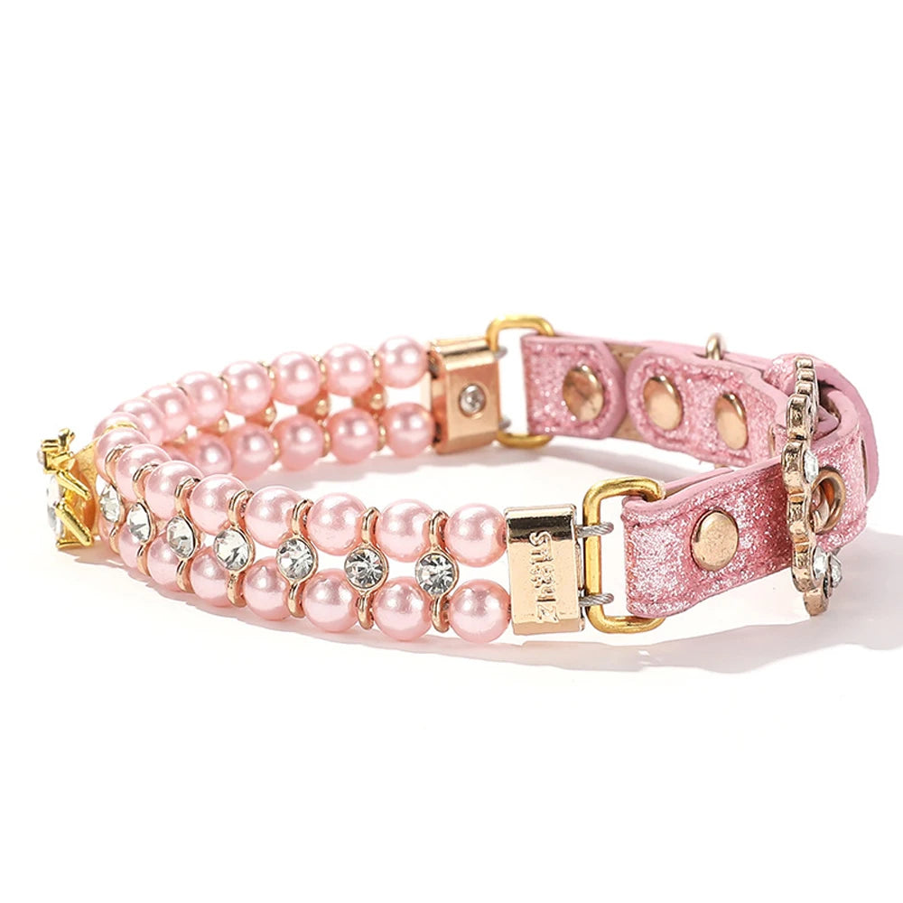 Collier pour chien et chat en perles artificielles roses avec sangle scintillante rose et accents dorés.