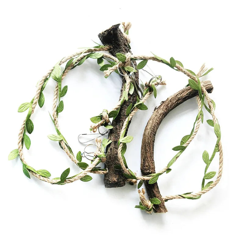 Naturhölzerner Papagei-Schaukel- und Kletterspielzeug aus Ästen und grünen Ranken.