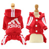 Rotes Adidas Overall als Mantel für einen kleinen Hund auf einem Mannequin.