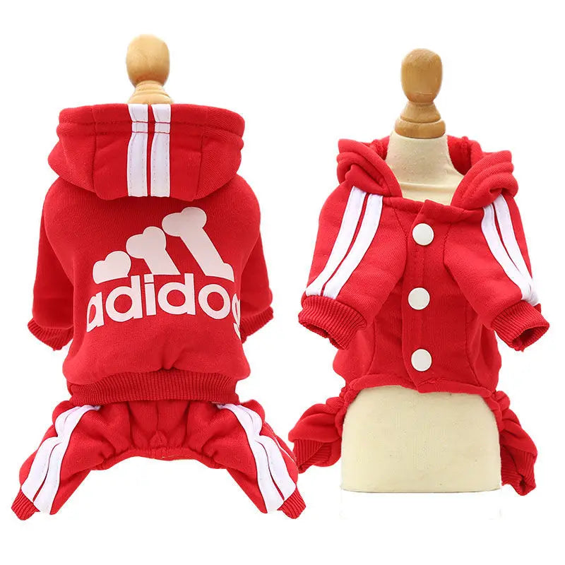 Rotes Adidas Overall als Mantel für einen kleinen Hund auf einem Mannequin.
