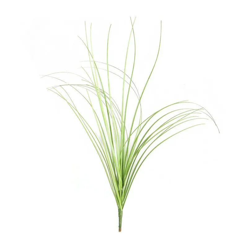 Un bouquet de graminées d'oignon vert, décor miniature avec fines lames et un tige centrale.