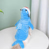Costume de maquillage de requin pour chien en polaire bleu et blanc affiché sur une surface blanche.