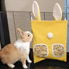 Un sac de foin jaune à toile avec un visage de lapin à côté d'un petit lapin.