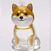 Una figura de perro de estilo caricatura, con pelaje naranja y blanco, diseñada como llavero.