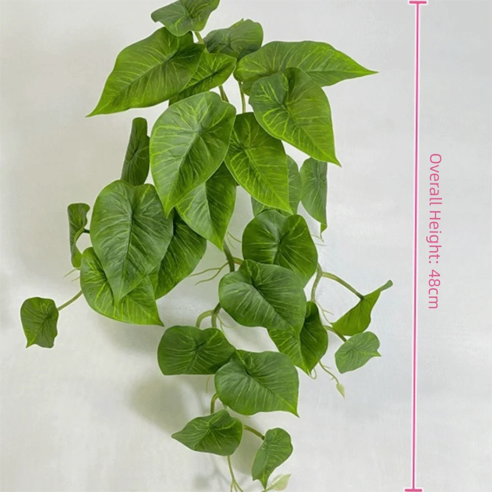 Plante d'ivy artificielle verte aux feuilles luxuriantes sur fond blanc.