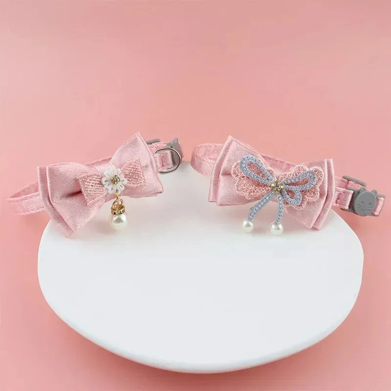 Rosa Spitzenhalsband für Haustiere mit Schleife, herabhängenden Perlen und kleinen Klingel