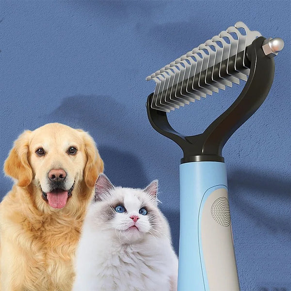 Un peine de deslanado para mascotas de acero inoxidable junto a un golden retriever y un gato blanco.