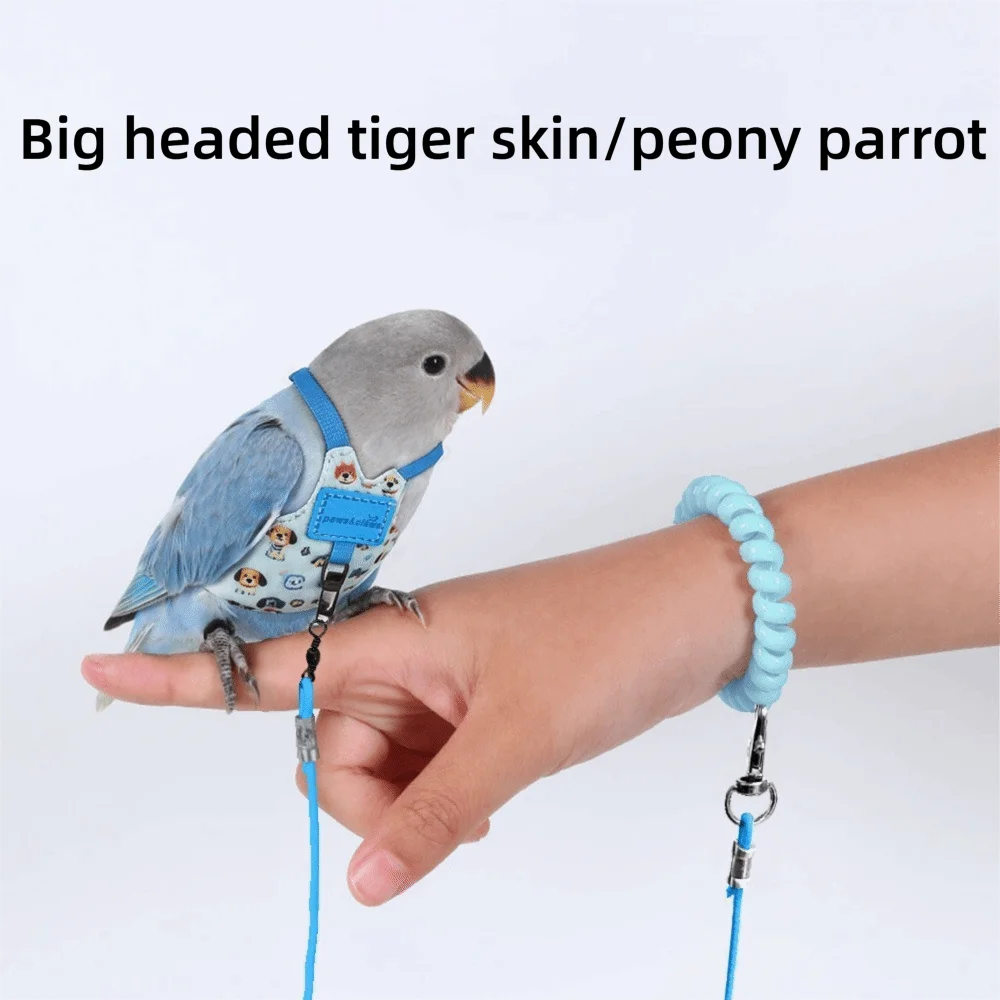 Une main tient un petit perroquet avec de la peau de tigre et des traits de pivoine attachés à une sangle de vol.