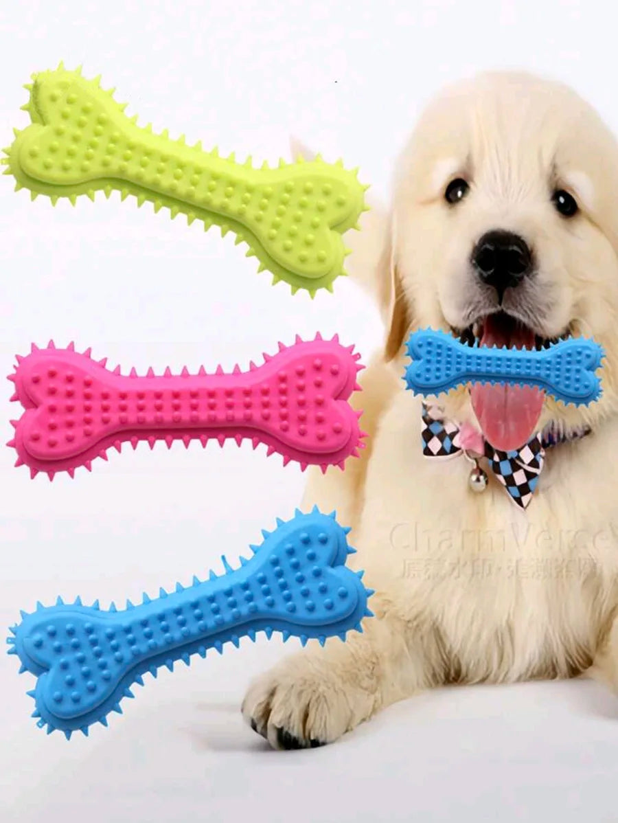 Un cachorro de golden retriever junto a tres juguetes masticables en forma de hueso para perros de colores brillantes: verde,