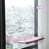 Pinkes Fenster-Hängebett für Katzen, aufgehängt an einem Fenster mit Stadtblick