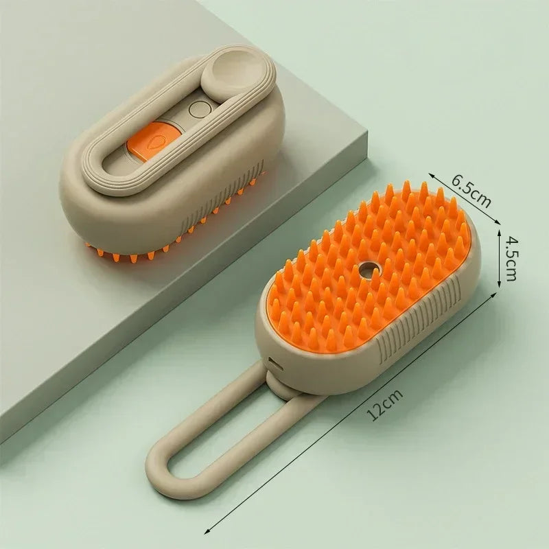 Beige Pflegbürste für Haustiere mit orangefarbiger borstiger Kopf und Griff, auf einer hellen Oberfläche.