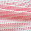 Nahaufnahme eines rosa und weißen gestrickten Rüschen-Sommer-Hundwestes für Hunde, Stofftextur