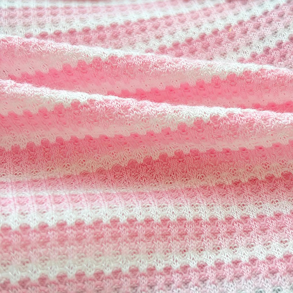 Nahaufnahme eines rosa und weißen gestrickten Rüschen-Sommer-Hundwestes für Hunde, Stofftextur