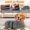 Un chien portant un peignoir gris absorbant conçu pour être facile à transporter, montré à côté des instructions.