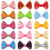 Colección de clips y lazos de pelo colorido para el aseo de perros y gatos, con varios patrones y colores.