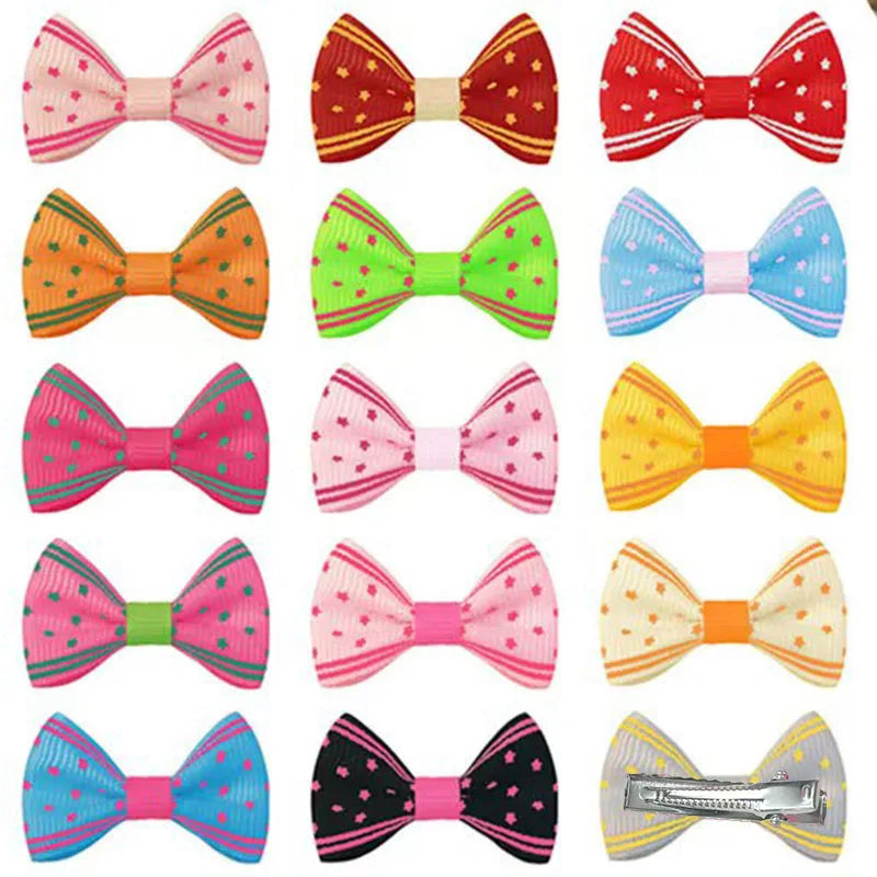 Colección de clips y lazos de pelo colorido para el aseo de perros y gatos, con varios patrones y colores.