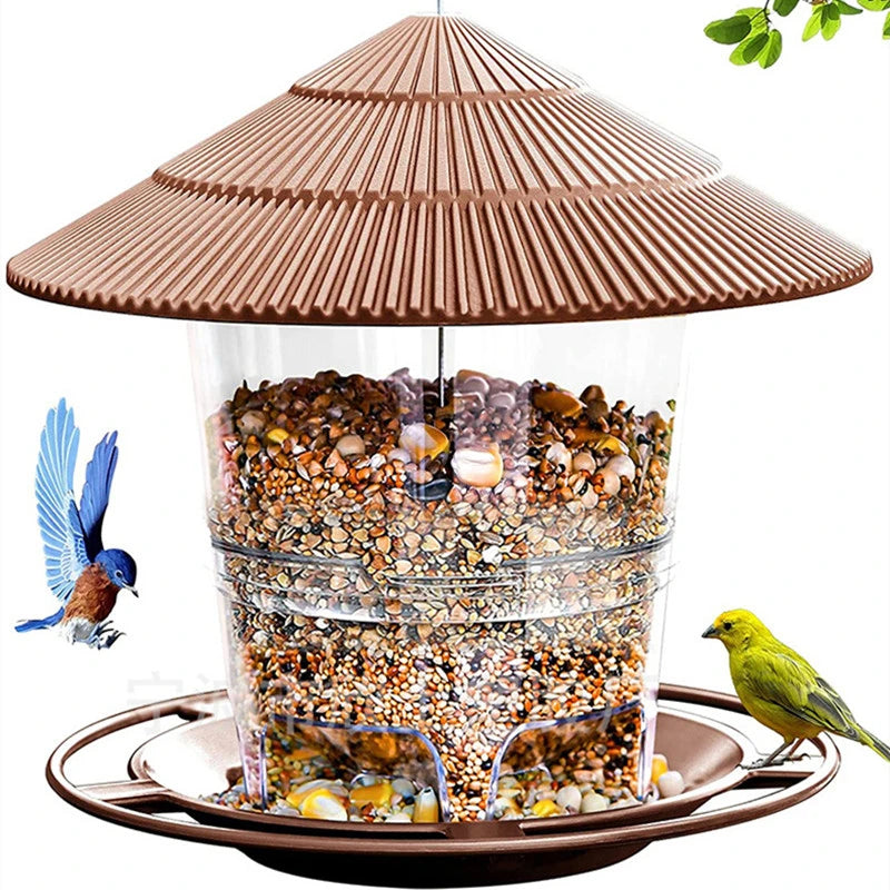 Wasserfester Vogelfuttermittelspender mit konischer Dachform, gefüllt mit Samen, auf einem braunen Tablett.